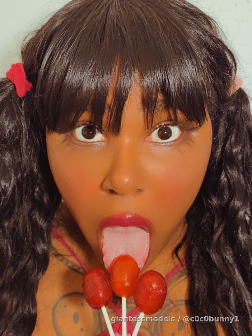 deep throat red tongue pov😍