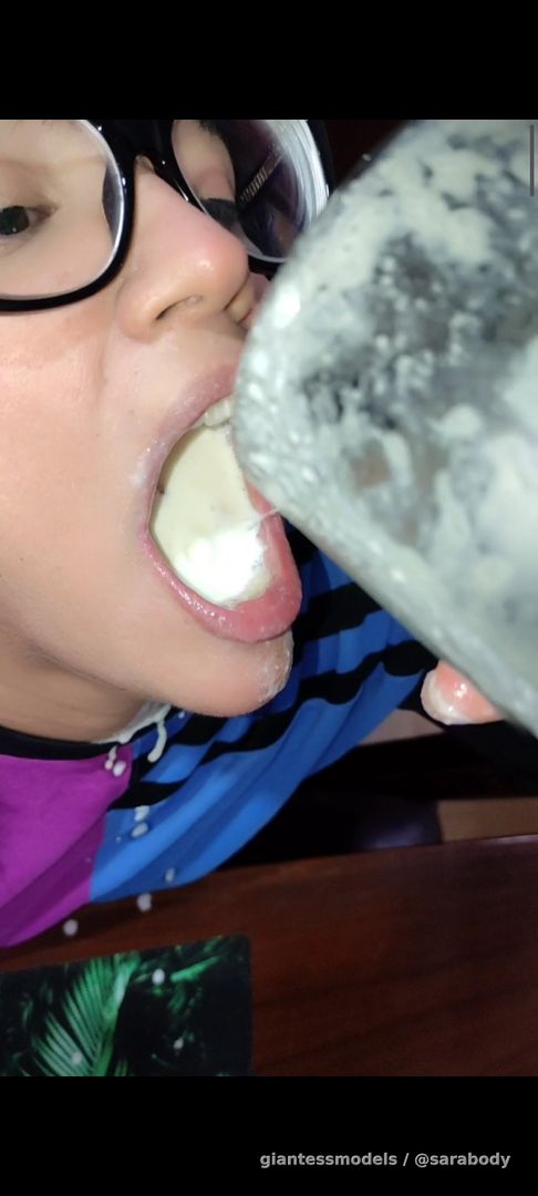 Giantess eats her children 
