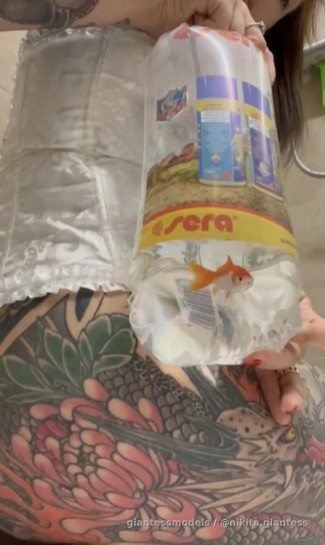 Goddess Ashley Nikita Anal vore live fish!🐠🍑