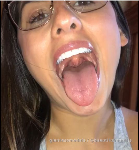 Latina mouth tease and explore