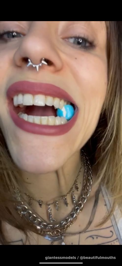 Gaby hard chewing on gum