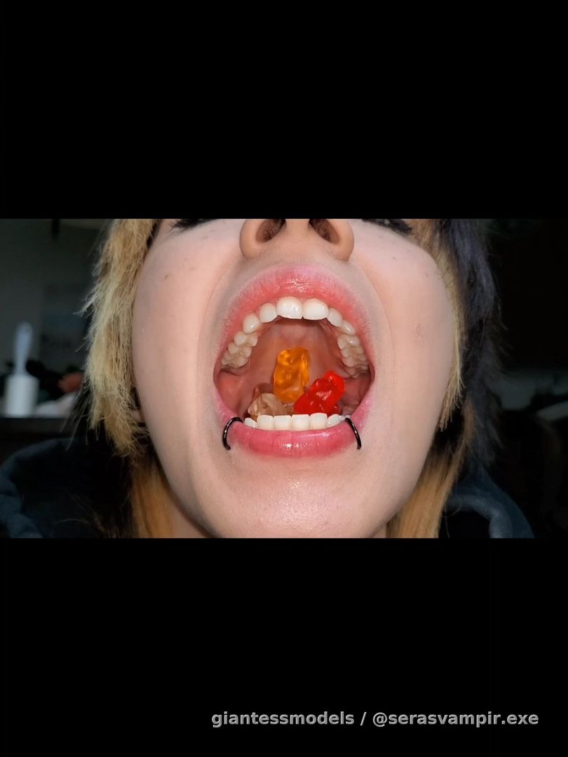 Multiple tiny swallow 
Finishing with a favorite green gummi! 
Another older video from the start of my career as a Giantess 🩸 