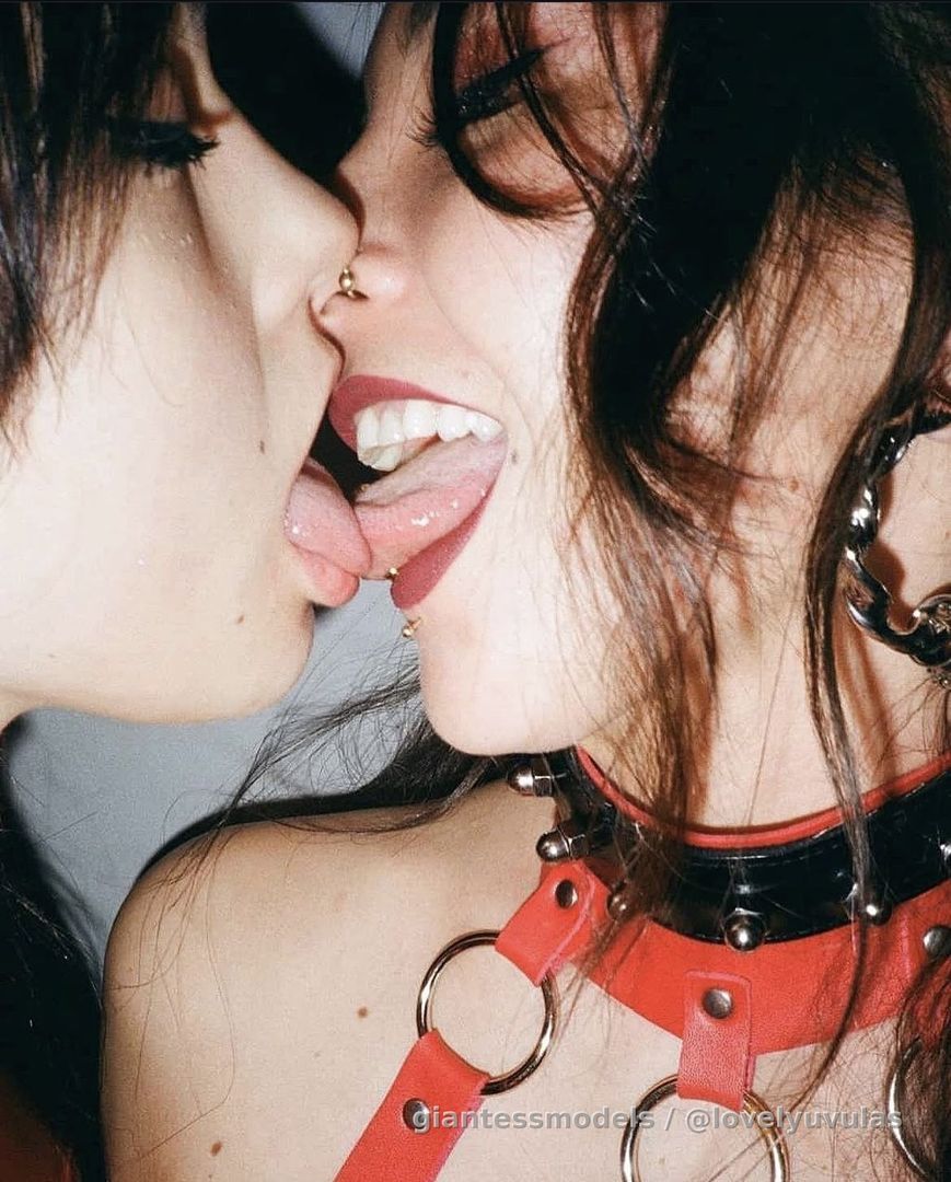 Amazing kinky Asian lesbian couple 👩🏻‍❤️‍💋‍👩🏻
Showing in mouth, uvula, tongue, teeth, neck & heartbeat, belly & booty
+ 3 vids of eating Chicken & Sausage with Open mouth
+ Vids of them Burping Loud with Open mouth ✅
Amazing footages 💯 