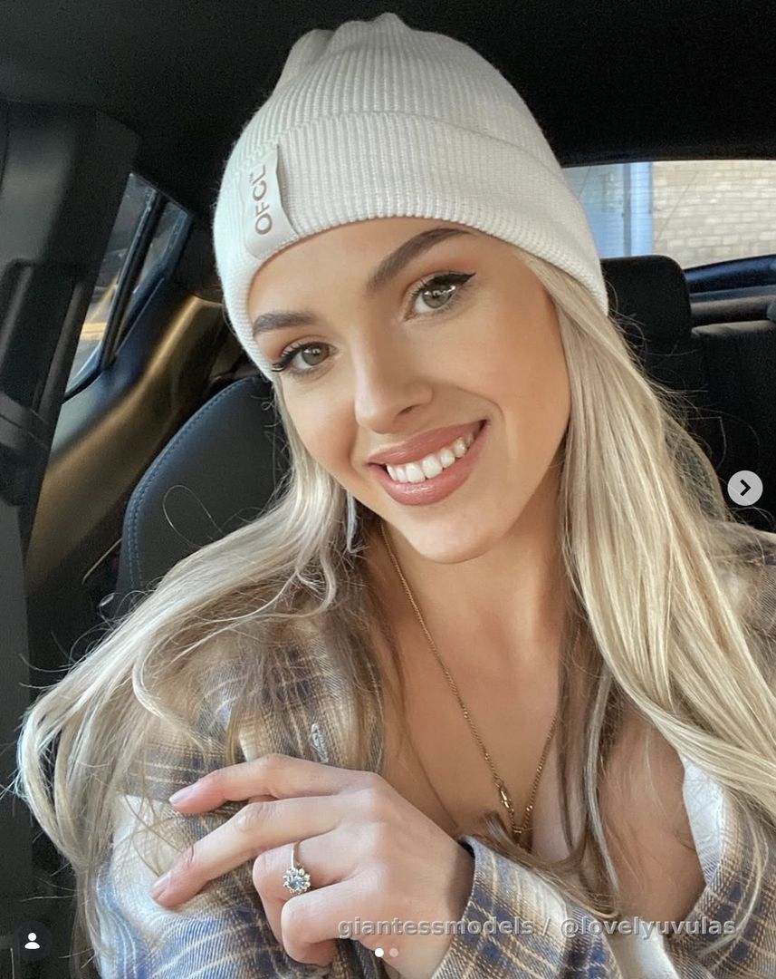 Gorgeous 24 years old blonde influencer 👸🏼 
Shows her amazimg mouth, LONG Tongue, uvula, teeth and heartbeat, and amazing neck. Amazing mouth tour footages.
Probably the most beautiful mouth i’ve ever seen 💯 
Part 1
With 50 likes i’ll publish the profile girl