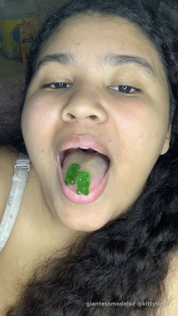 Playing with my belly after eating gummies and drinking water(gummy vore+Belly play+Deep Belly sounds )