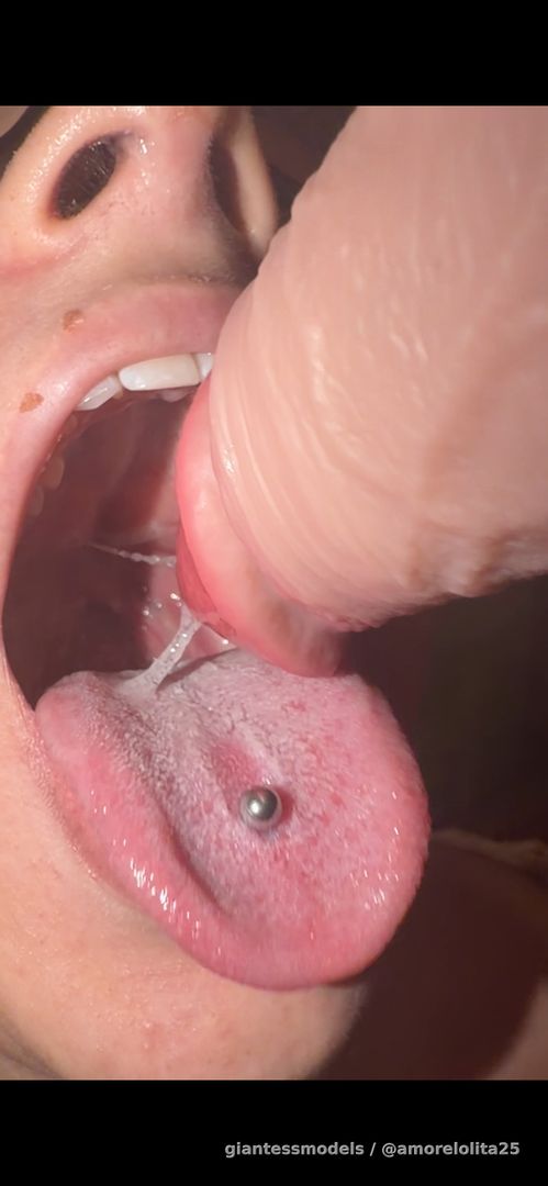 Tryng to fit this dildo on my little throat