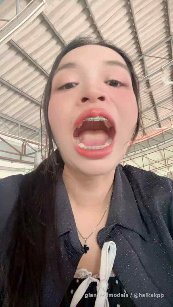 Teen girl show her uvula 