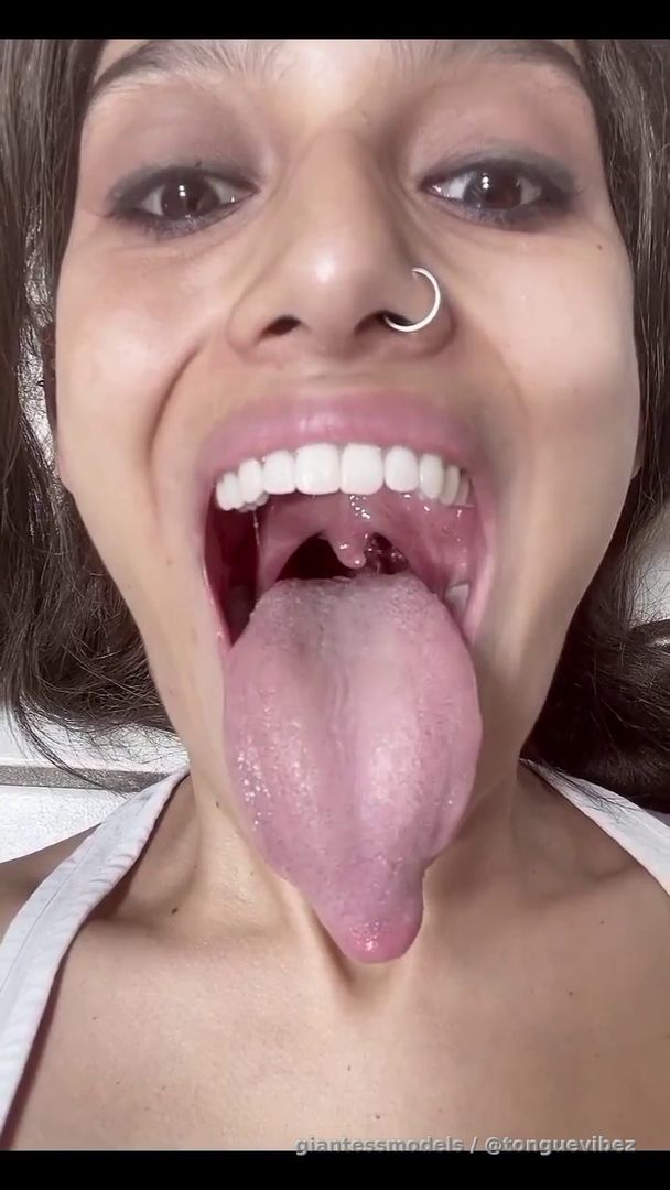 Beautiful Hugee Wide Mouth Drooling Uvula Viewz
