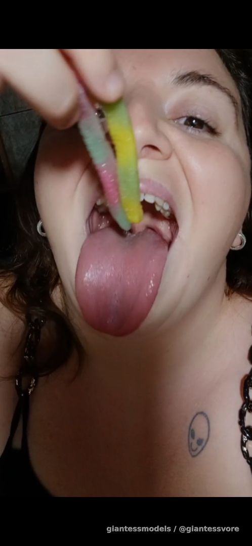 Chubby girl swallow completely whole lot of gummy worm in same time 