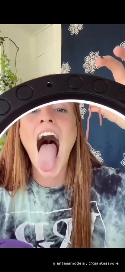 Cute girl swallow whole so beautifully and fast a long worm alive