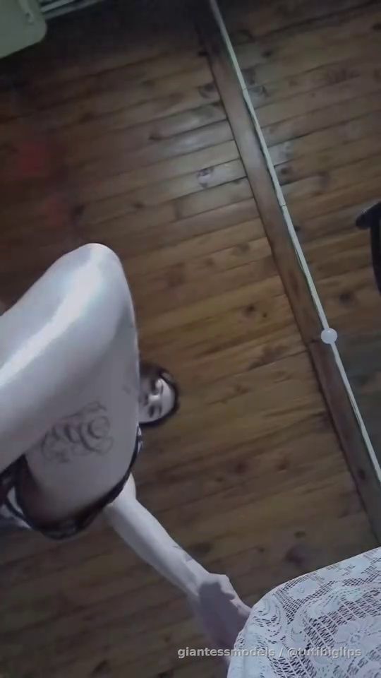 Stepping on and eating you🦶🏼