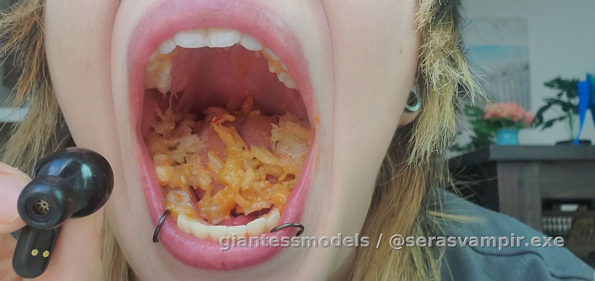 Another eating video! 
Devouring egg and pasta 
Washing it down with ice cold lemonade 
Burps 
Asmr sounds 
Gulping sounds 
Open mouth swallows 
What should I eat next? 