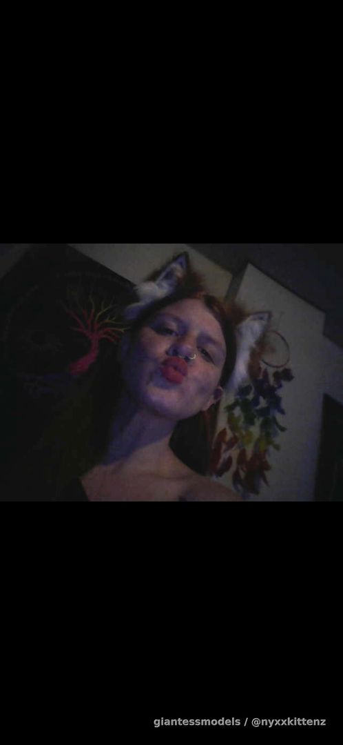 😘 Let me kiss, lick and play with you. Teasing you with my throat and mouth. 💕