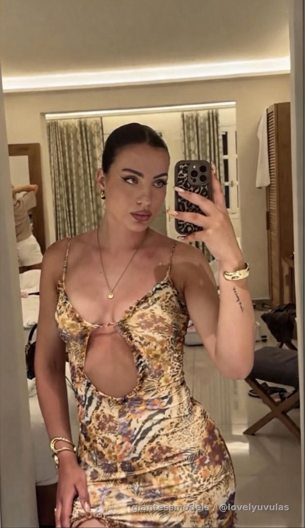 Ready to see inside 26 yrs Athletic & Fit 👸🏻 big mouth & throat, tongue, Uvula, Fit belly & booty, Neck & heartbeat?😈 (with Huge throat, Uvula + tooth fillings + Big tonsils)
+ big Yawning vids
+ Her vids of eating prawns & meat with mouth Open wide ✅
Absolute giantess goddess 💯 