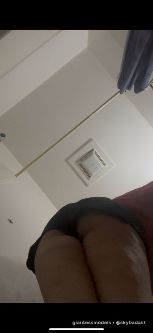 ever wondered what it would be like to get crushed by a giantess school girl? 😏 now's your chance 🤭 