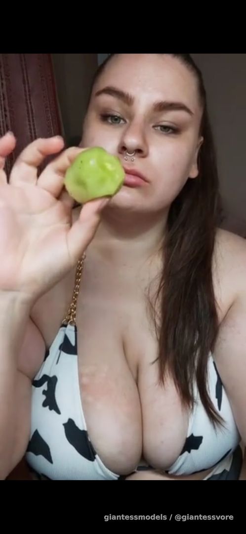Bbw girl swallow completely whole a big kiwi without chewing 