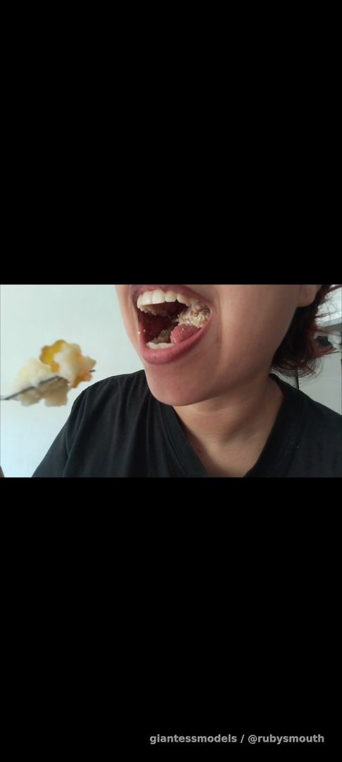 Vore unconscious.
A subscriber sent me my lunch 💗
After recording the video I saw that in my food there were tinys....
I didn't know they were there....
(In this video I'm eating and drinking soda... Burping...)
I love when they send me food but are they sure they want to hide inside my food...?

First part (10 minutes)