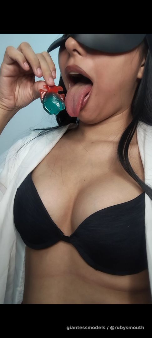 This fish slid down my throat 😍
I love to drink soda and burp, do you like it?
You can watch me rub my full belly
(Vore + belly+ burps)