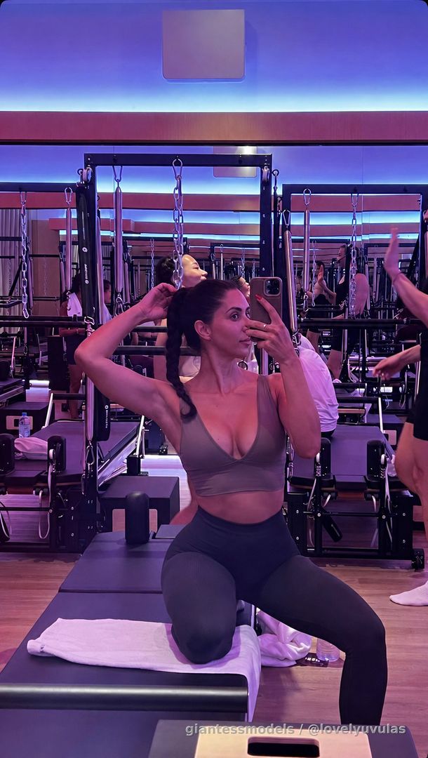 Italian gorgeous fitness coach & influencer👸🏻
Shows in her beautiful mouth, Uvula, Tongue, sharp White Teeth, Neck & Heartbeat, her Fit Belly & booty🔥 
👀Six pack👀
Amazing high quality footages by her💯 