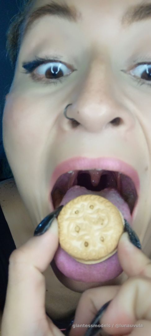 Eating cookies/Gummy