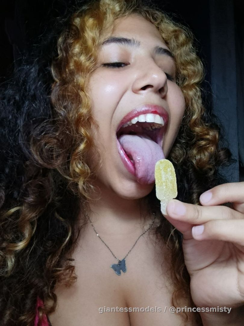 What are you waiting for to watch me devour this popsicle? 😼🤤

How I wish the next one was yours 👀👅