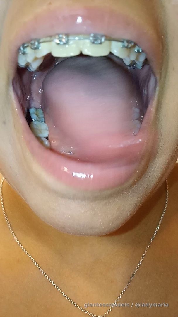 Me toco la nariz y el menton con la lengua