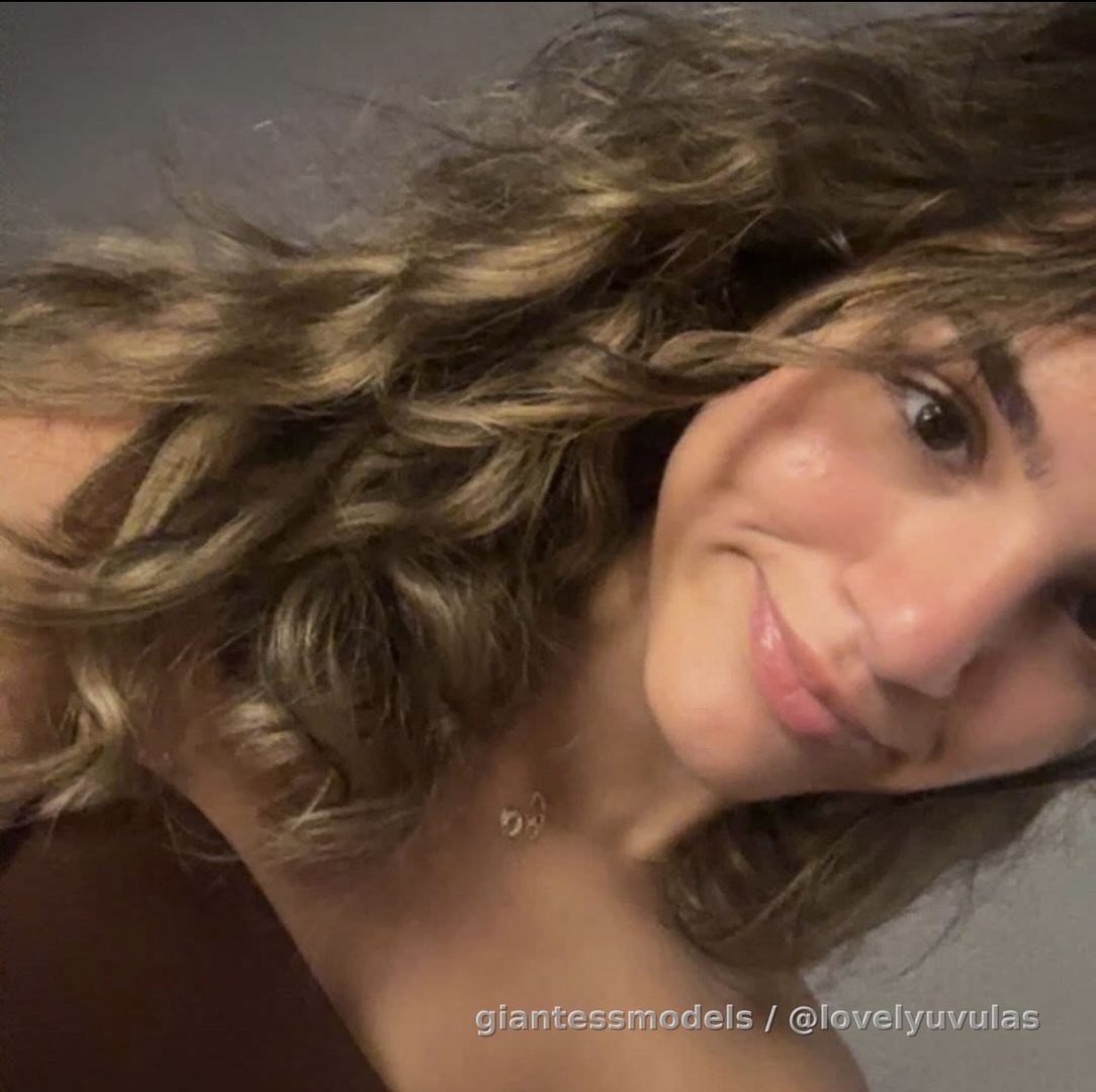 18 yrs cutie 👸🏻
Shows inside mouth, throat & uvula, teeth, neck & heartbeat, and belly & booty & her Long tongue💯 
Amazing mouth videos