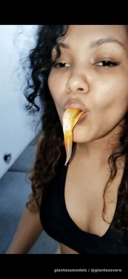 Beauty latina swallow whole lot of fish and enormous fish at the end