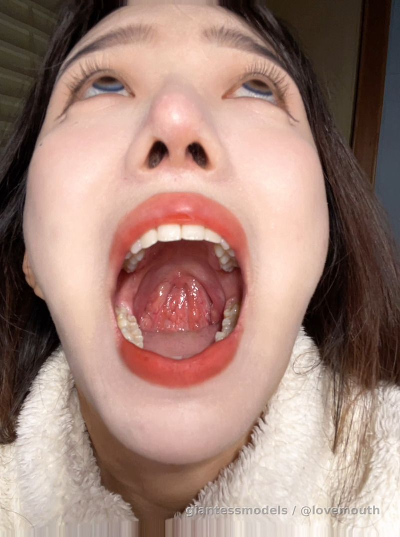 A female college student showed her mouth and swallowed a rope.