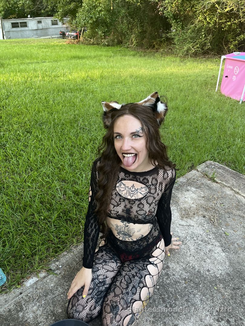 SxyLzrd Fish Swallow & Belly Play w/ Kitty Loroi 