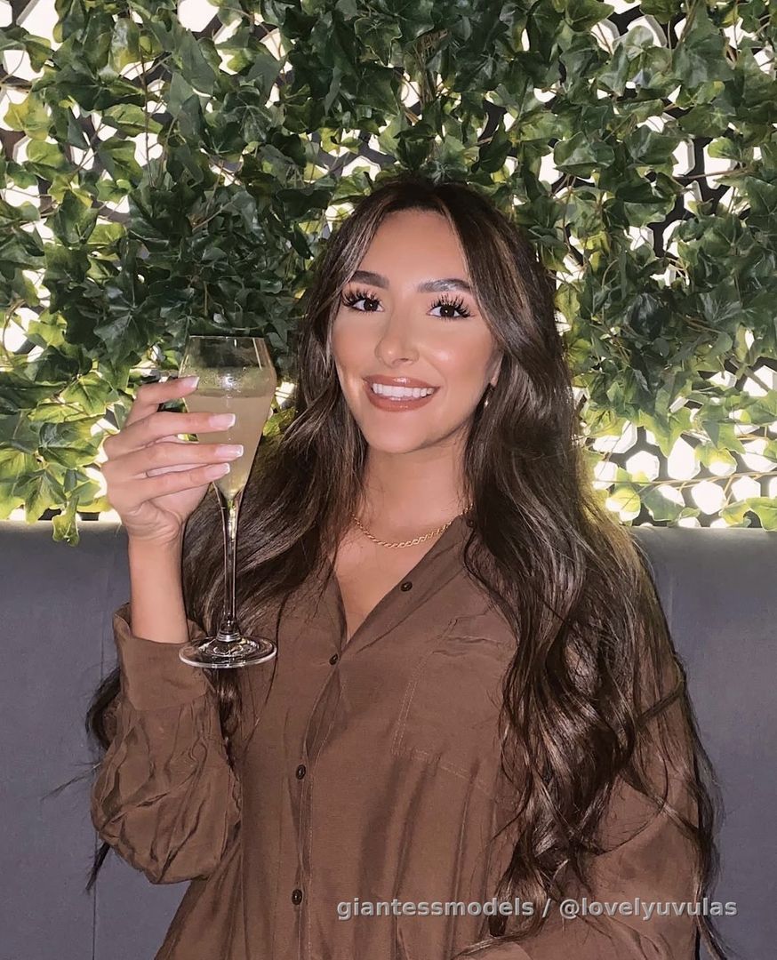 Gorgeous tall 24 years old brunette influencer 👸🏽
Shows her amazing mouth, LONG Tongue, Deep Throat, uvula, nice teeth and heartbeat, and beautiful neck. 
She also shows some big yawns.
One of my fave mouth and throat EVER💯 
With 50 likes i’ll publish the profile girl (She only has private page now)