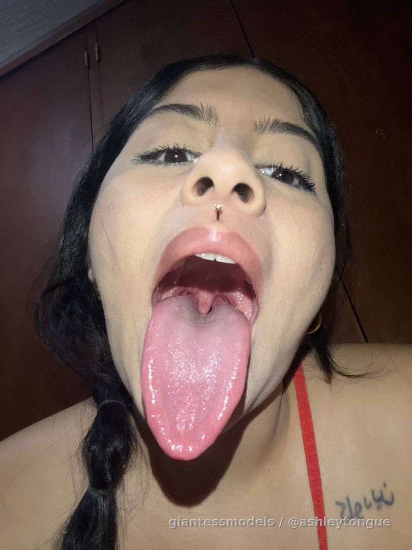 Hi babies dm for custom ☺️👅