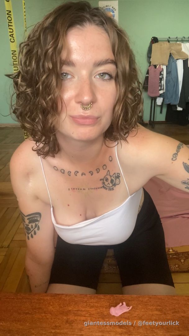 Giantess roleplay with swallowing a mice in 2 parts 