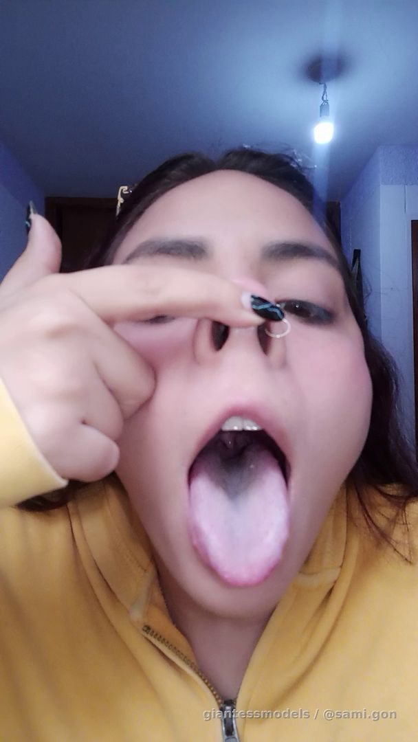Tongue out👅