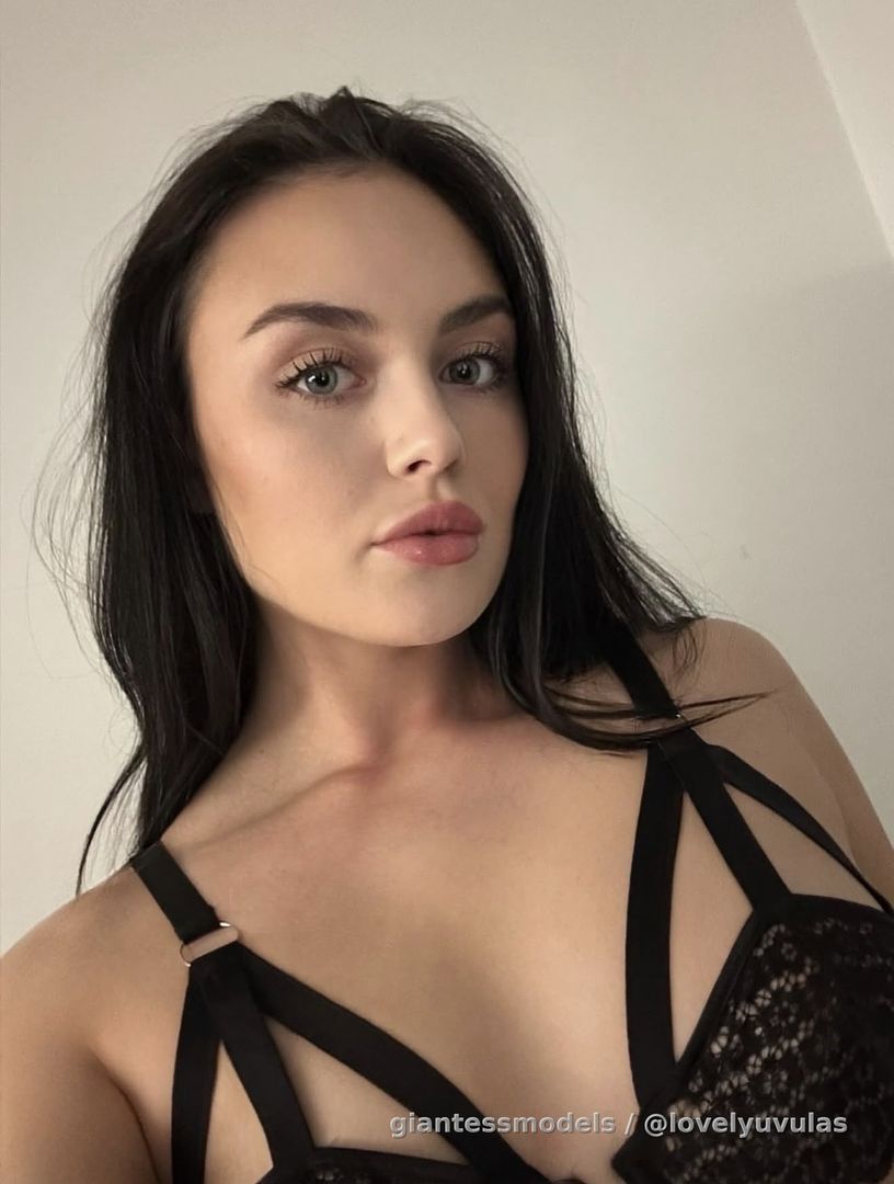 23 yrs Gorgeous Hot 👸🏻
Showing her Big throat, Uvula, Mouth, Neck & Heartbeat, Belly & Booty
+ Fantastic Burping Vids 💯 
+ 4 food Mukbang videos ✅