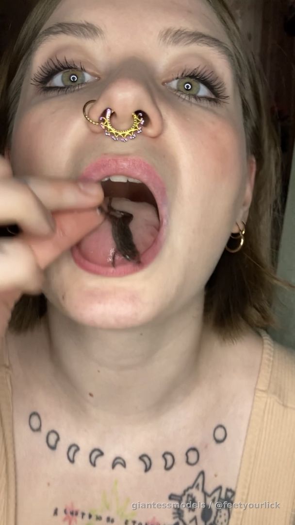 Frog VORE + chewing a salad (close ups + mouth play) 🐸