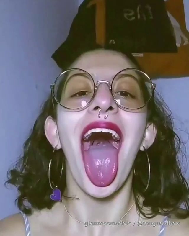 Nastyy Nerd In Glasses Gagging + Juicyy Wide Mouth Hugee Uvula Viewz 