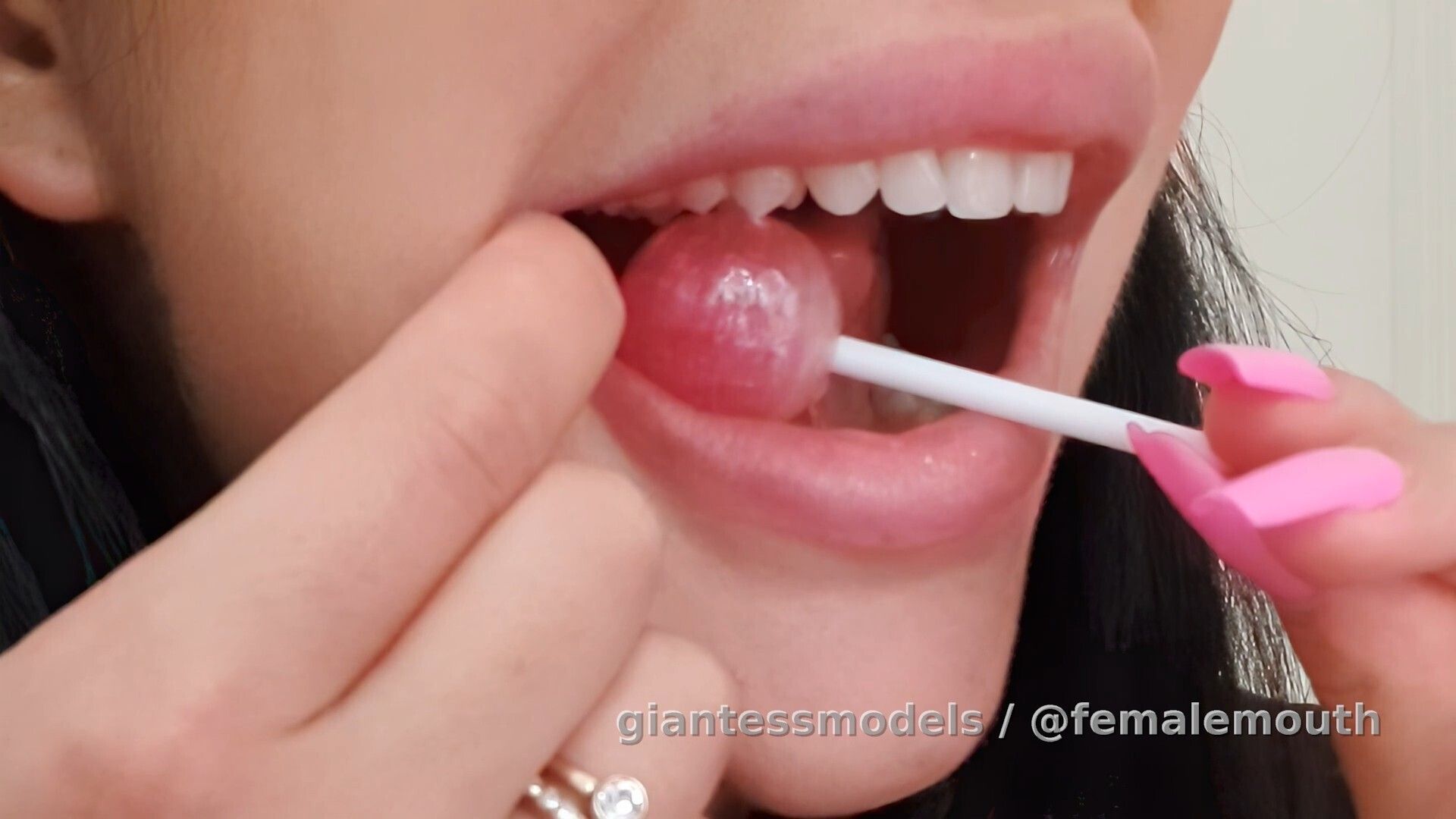 Lollipop licking, very sexy mouth. 60fps.