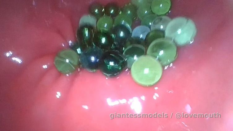 Girl swallows beads and undergoes gastroscopy (1 hour)