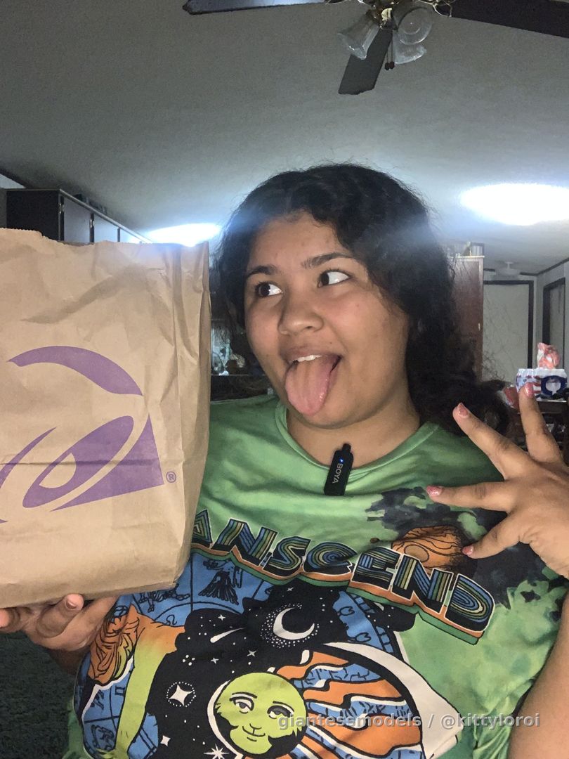 Eating a taco from Taco Bell with a sprite~