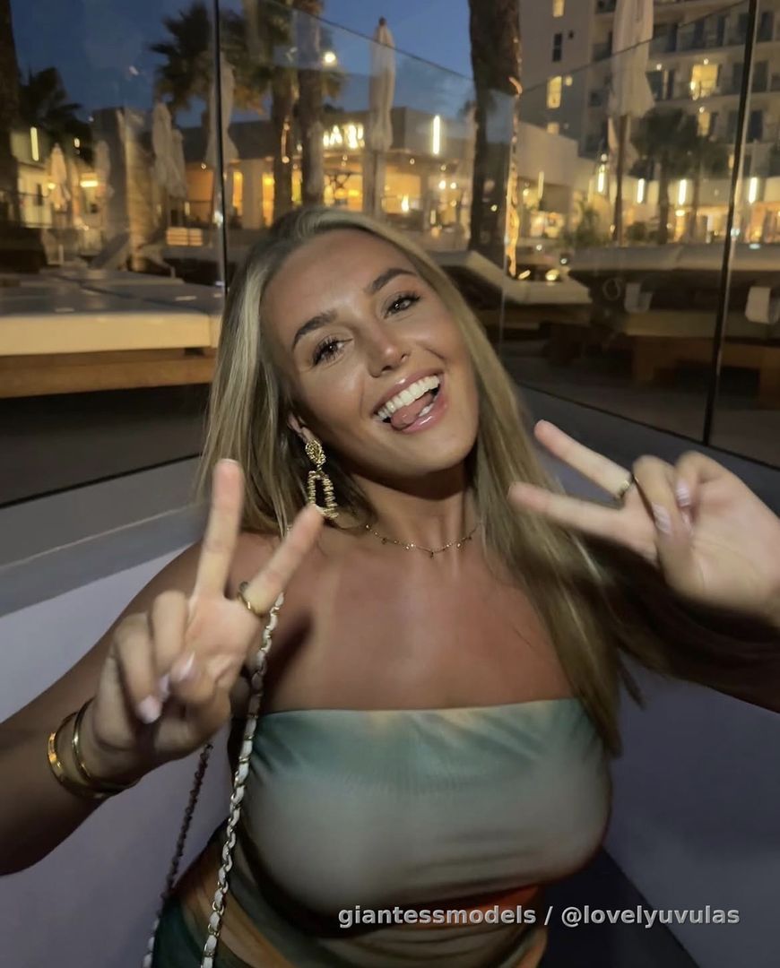 21 yrs gorgeous 👸🏼
Shows in her mouth, Deep throat & Uvula, tongue, Perfect teeth, Neck & heartbeat, Fit belly & booty 💯 
Warning: You might fall in love with her❗️