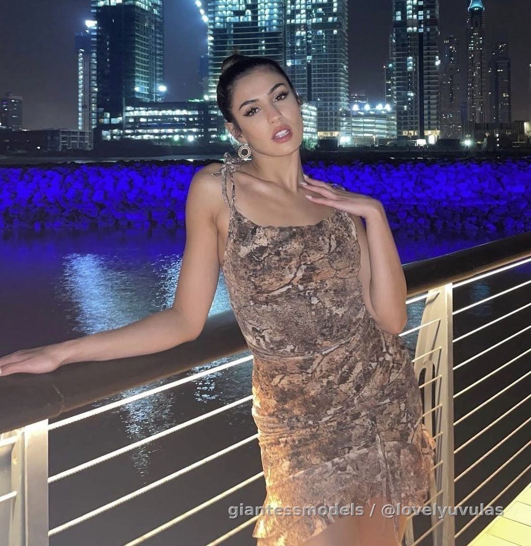 24 yrs Gorgeous Mixed Asian-European👸🏻
Shows inside Beautiful Mouth, Nice tonsils & throat! Long Tongue! Neck & heartbeat, Fit Belly & booty, Perfect White Teeth!
One of the best ever💯so Fit!
With 100 likes will show her page ☑️ 
She’s rare💝