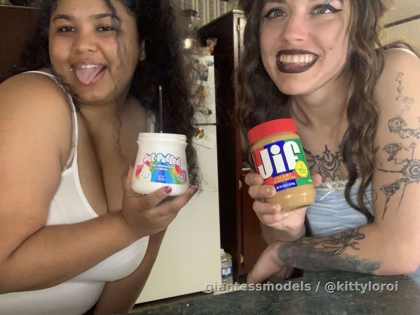 Collab with @sxylzrd 
Giantess POV: Eating a peanut butter and marshmallow manwich. 