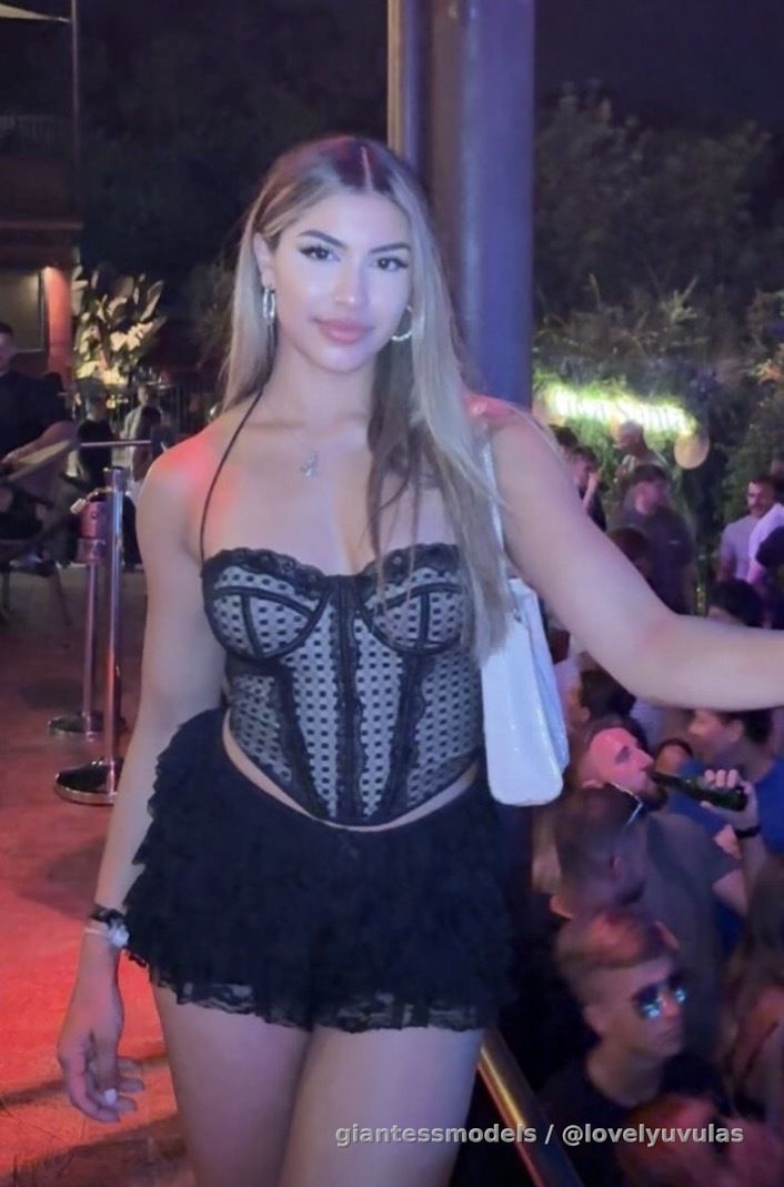 Gorgeous fit 22 years old gym girl
 brunette 👸🏽 shows he mouth, throat, neck & heartbeat , and amazing Tongue tricks 💯 
Lovely mohth tours & tongue tricks