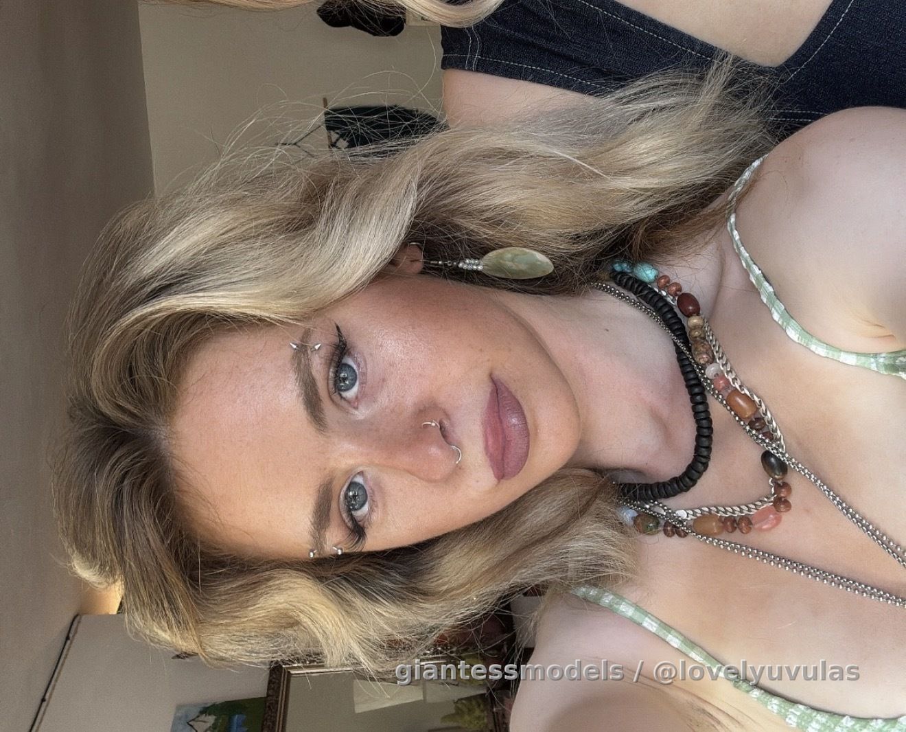 24 yrs gorgeous blonde party girl 👸🏼
Shows in her mouth & Huge throat, tongue, teeth, uvula, neck & heartbeat, belly & booty 💯 