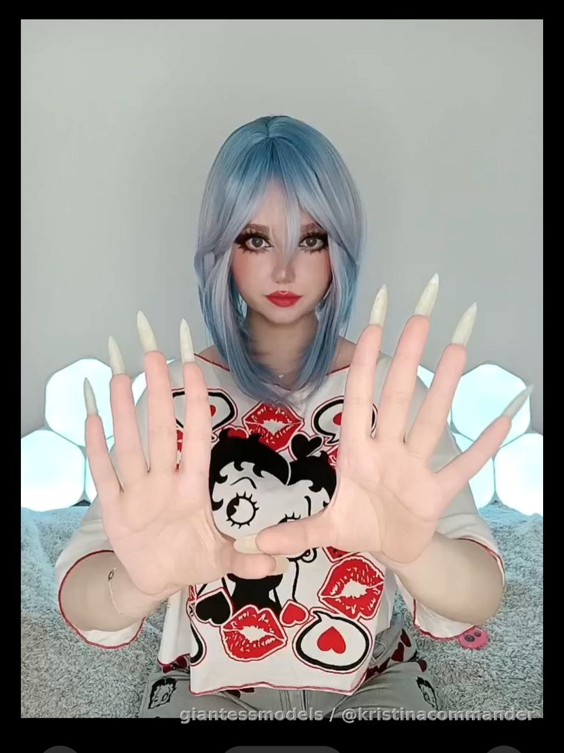 Showing nails natural and long (video 1 min)