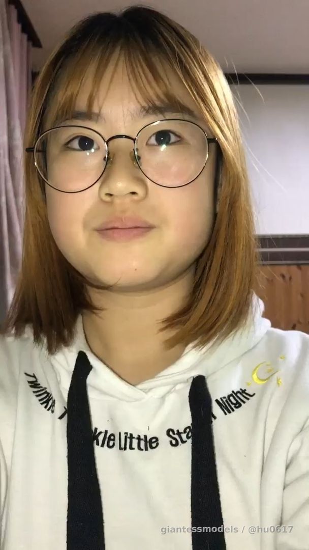 Korean girls show their mouths.