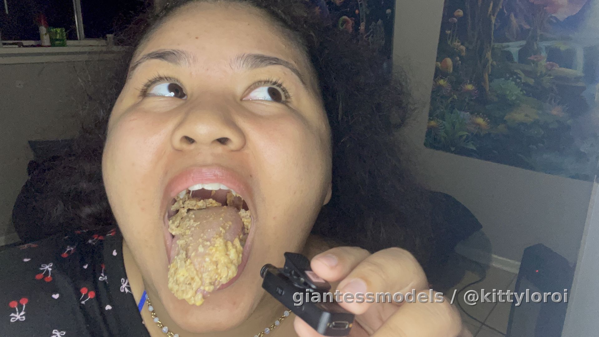 Eating a burger and showing the food off~ With Deep Mic|Eating/ASMR|