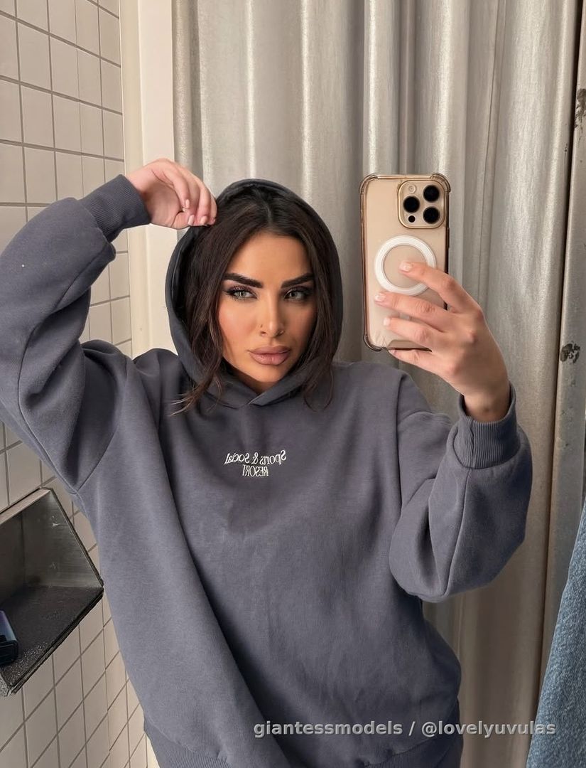 Middle Eastern 23 yr old 👸🏻
Shows her big lips, mouth, uvula, teeth DEEP Throat 
Exciting mouth & uvula videos💯 
+ 2 meat & food chewing videos by her😈