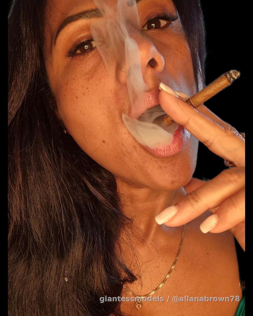 🚬👄Inhale Me Slowly 💨🚬👄

Soft smoke, and the kind of eye contact that gets stuck in your head after one look 👄